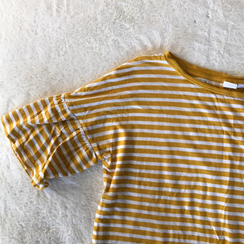 Gap yellow stripe top